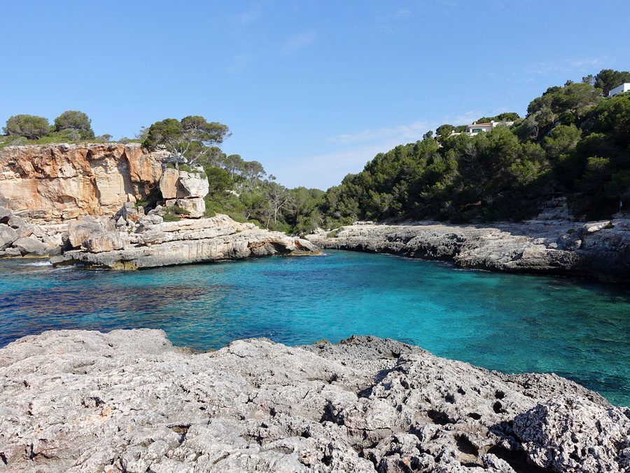 Felsige Küstenlandschaft der Cala s’Almunia in Santanyí auf Mallorca