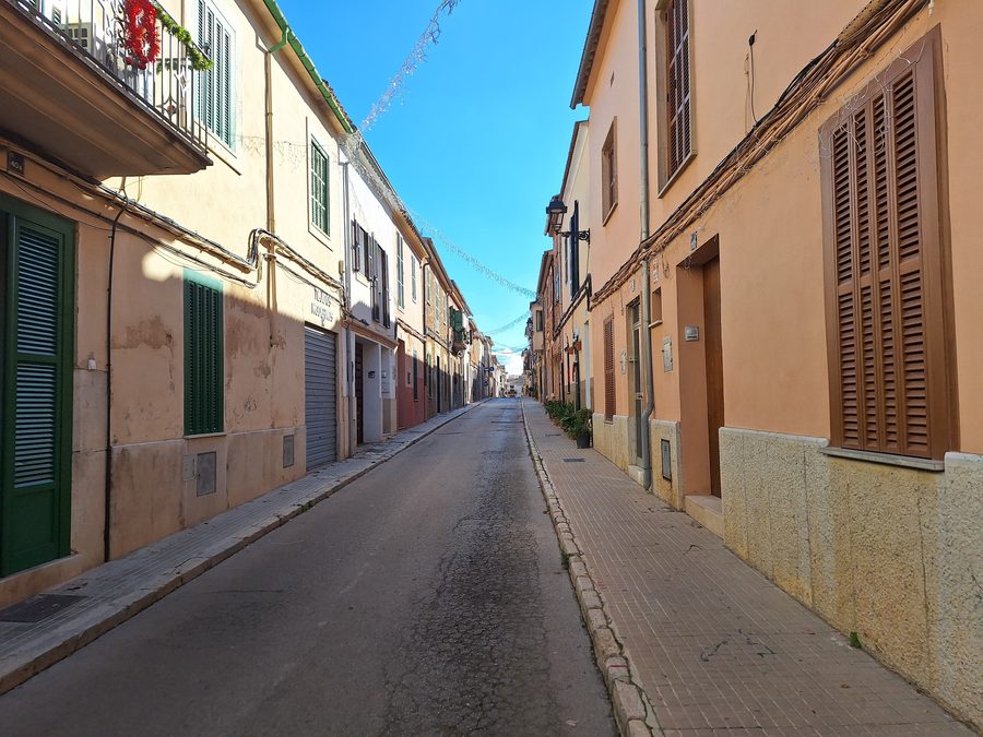 Schmale Gasse Carrer Llarg in Santa Maria del Camí auf Mallorca