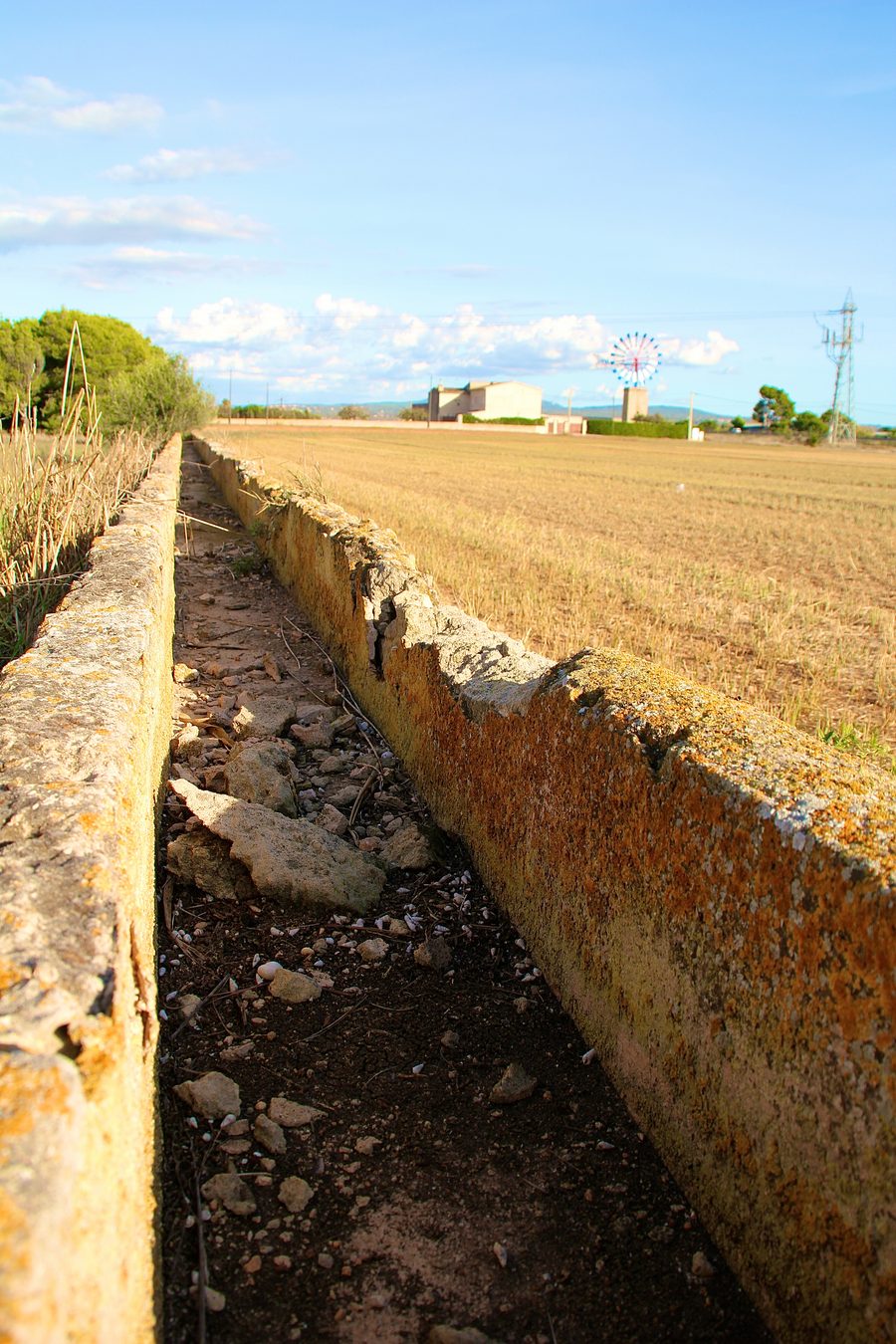 Historische offene Wasserleitung an einem Feldweg in Son Ferriol bei Palma de Mallorca