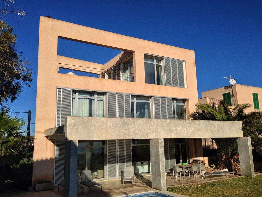 Küstenweg bei Port Nou mit maritimem Uferbereich auf Mallorca