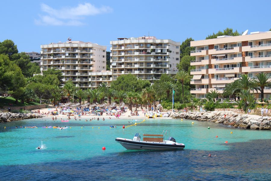 Bucht und Strand von Cala Vinyes in Calvià auf Mallorca