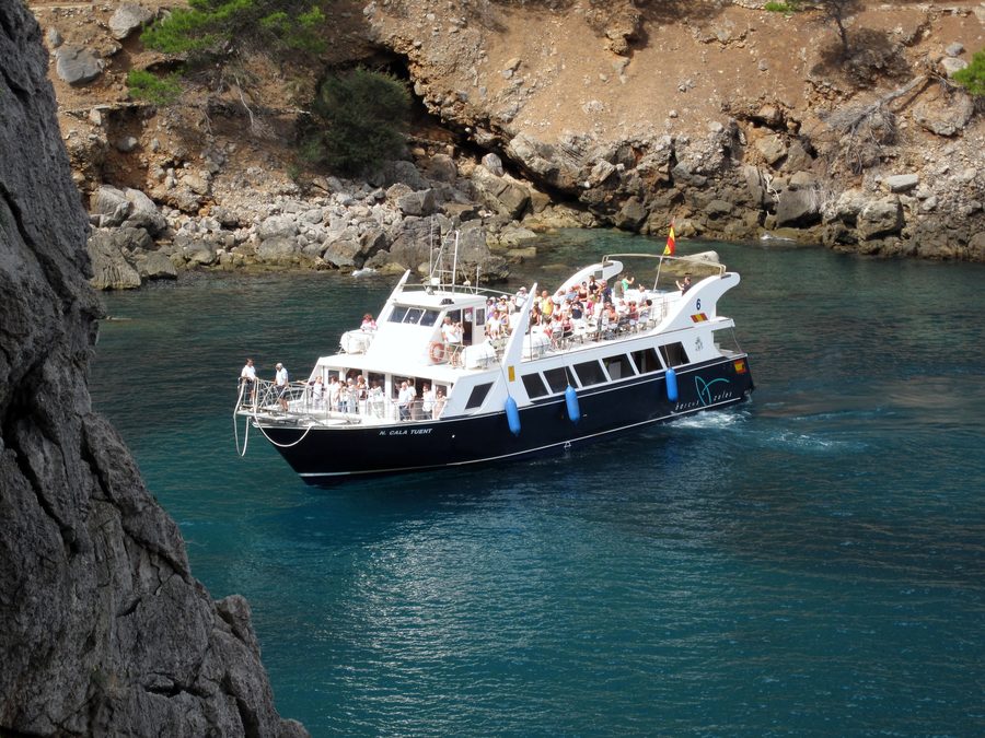 Ausflugsboot in der Cala de sa Calobra vor der Bergküste Mallorcas