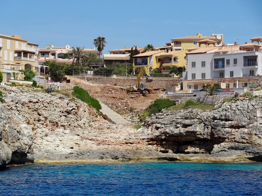 Küstenbucht Cala Magrana auf Mallorca mit felsigem Ufer und mediterraner Vegetation