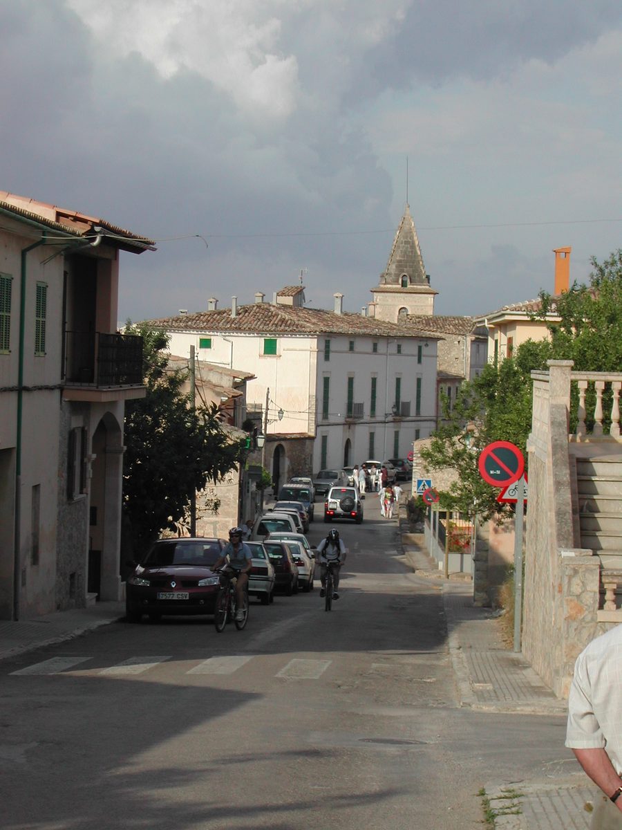 Carrer Sor Maria dels Dolors in Moscari mit traditioneller Dorfarchitektur