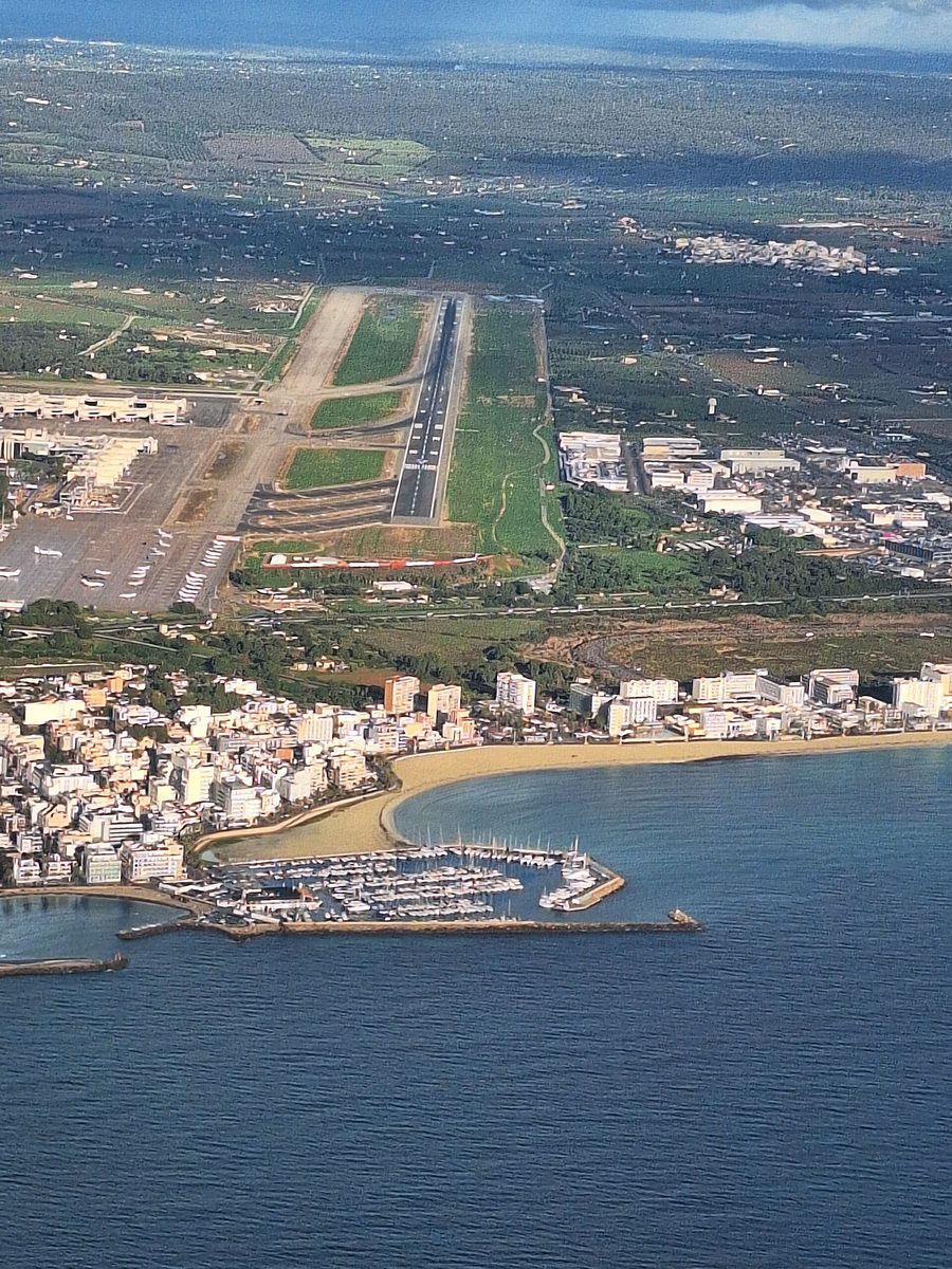 Luftaufnahme des Flughafens von Palma de Mallorca und der Umgebung von Can Pastilla