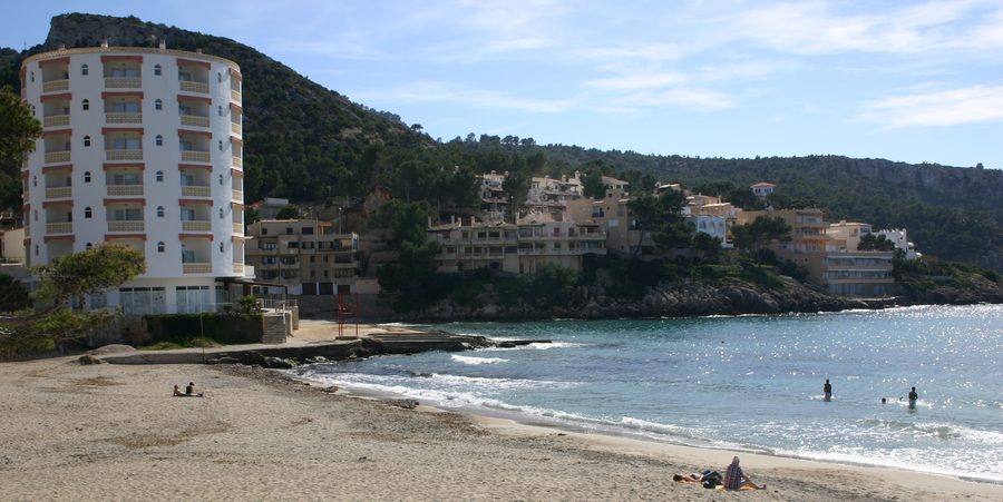 Strand von Sant Elm auf Mallorca mit Blick nach Süden