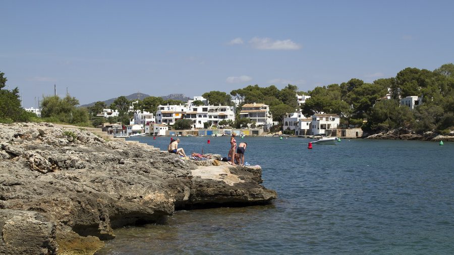 Blick auf die Marina von Cala d'Or mit Booten und Küstenbebauung