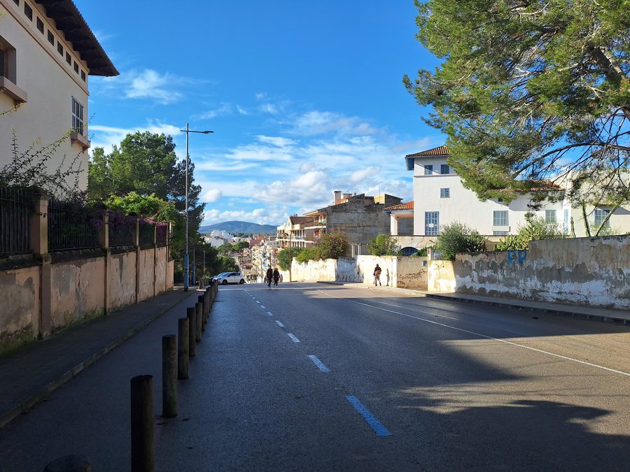 Blick entlang der Carrer d'en Bordils in Porto Cristo in Richtung Hafen
