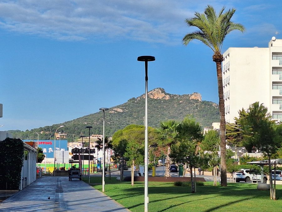 Der Berg Na Penyal, von Cala Millor aus über den Parc de la Mar gesehen
