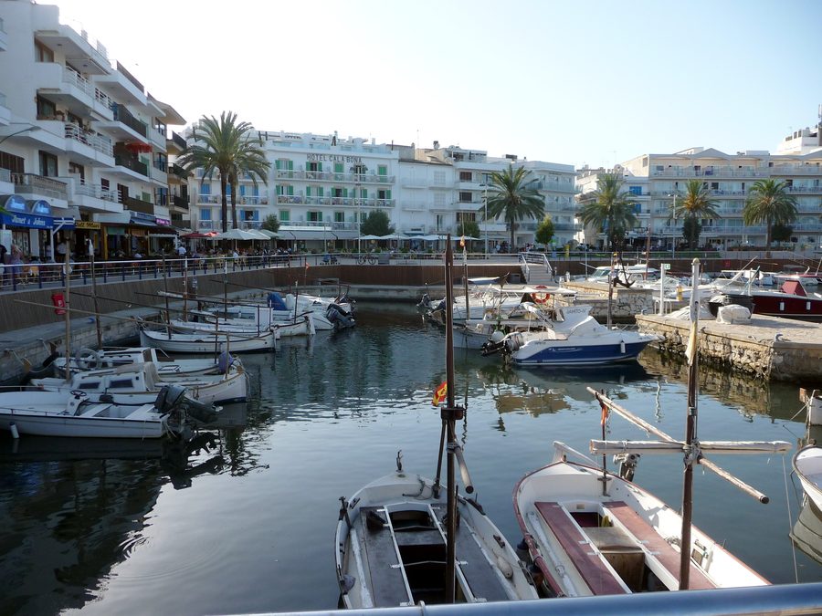 Hafen von Cala Bona mit Fischer- und Motorbooten auf Mallorca
