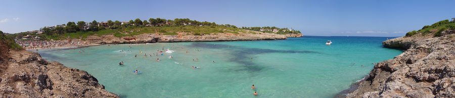 Panorama des Strandes Cala Mendia in der Nähe von Portocristo auf Mallorca