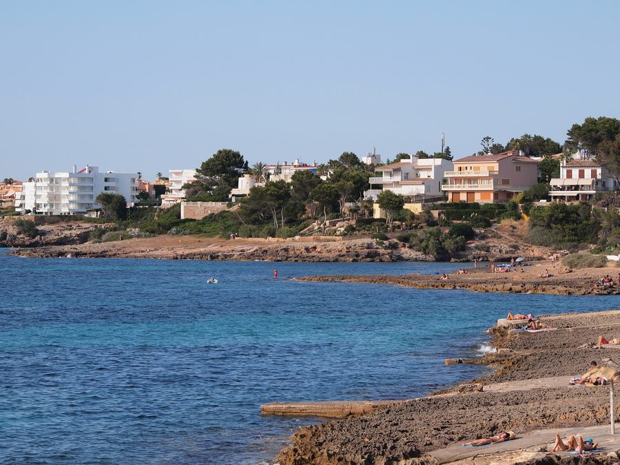 Cala Blava und die Küste von Llucmajor auf Mallorca, vom Süden aus gesehen