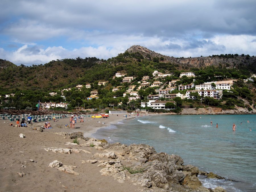 Strand von Canyamel mit bewaldeten Küstenhügeln