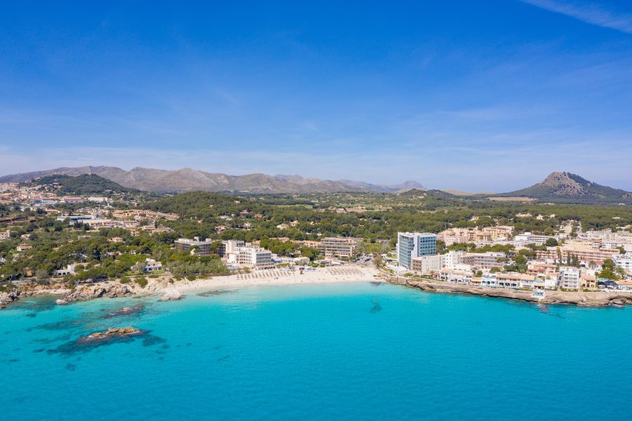 Luftaufnahme des Strands Son Moll in Cala Ratjada auf Mallorca