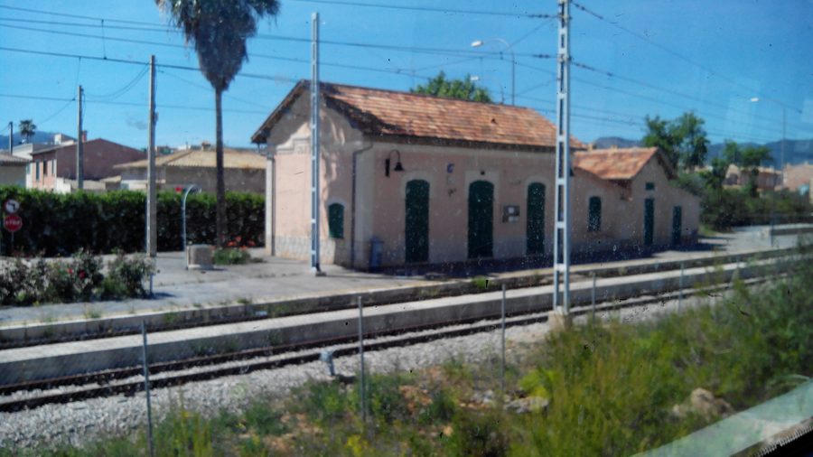Bahnhof Son Sardina mit Gleisen, Bahnsteigen, kleinem Stationsgebäude und Oberleitung