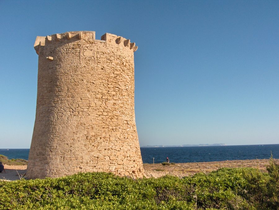 Torre de s'Estalella bei Llucmajor mit der Insel Cabrera im Hintergrund