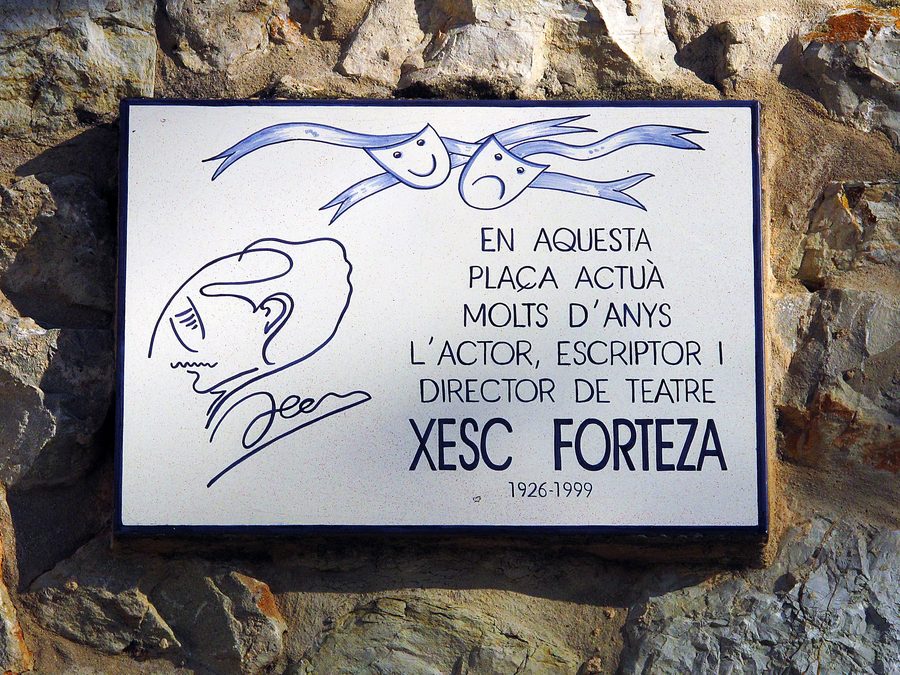 Placa en record de Xesc Forteza a la pl. Joana Nogués a Es Capdellà, Calvià
