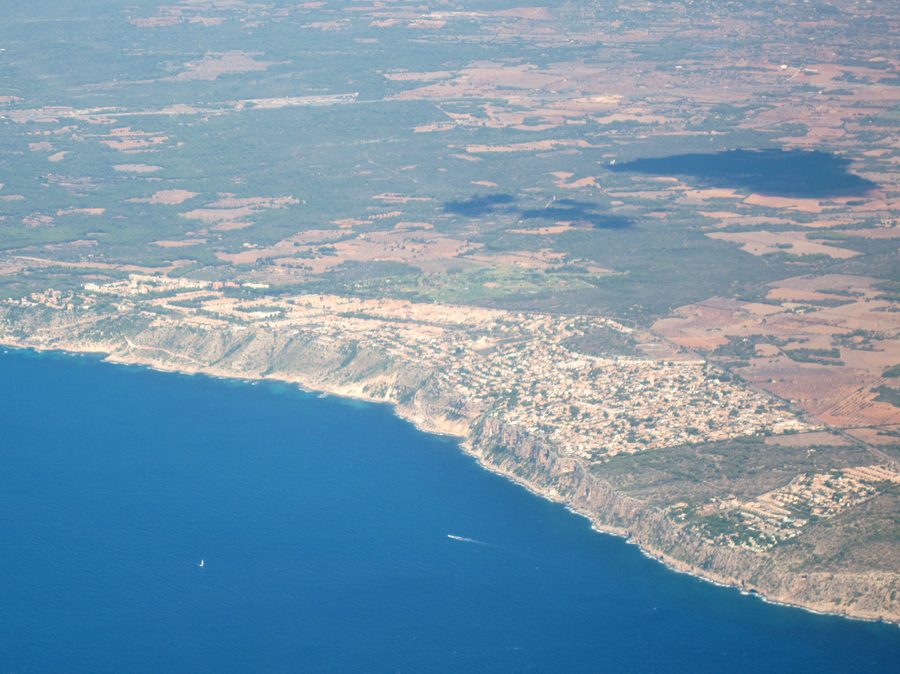Luftbild der Küste von Badia Gran in der Gemeinde Llucmajor, Mallorca