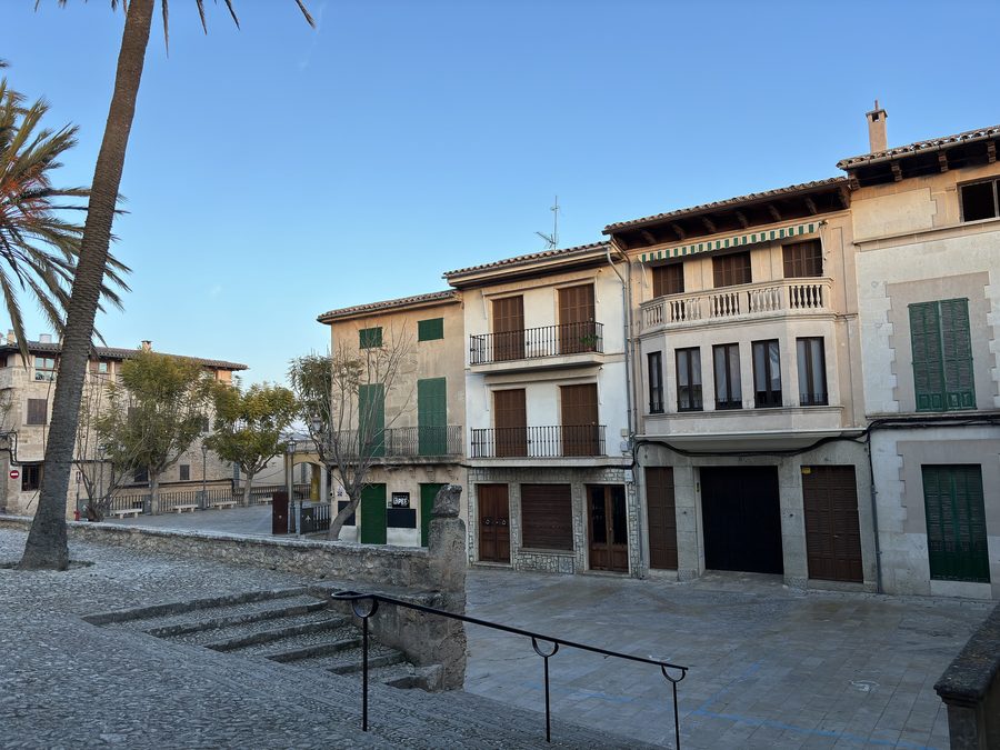 Panoràmica de la Plaça Major, situada al cor del Centre Históric de Montuïri