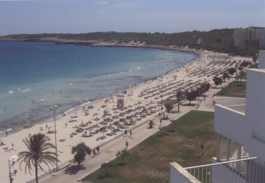 Sandstrand und Küste von Cala Millor mit Blick in Richtung Sa-Coma-Landzunge