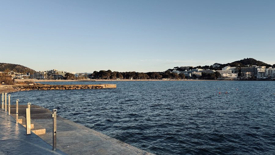 Blick auf die Bucht und den großen Strand von Santa Ponsa auf Mallorca
