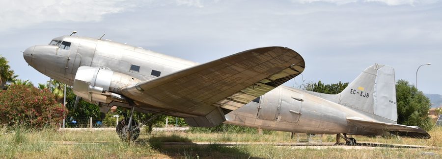 Erhaltenes Douglas-Flugzeug als Ausstellungsstück auf dem Flugplatz Son Bonet auf Mallorca