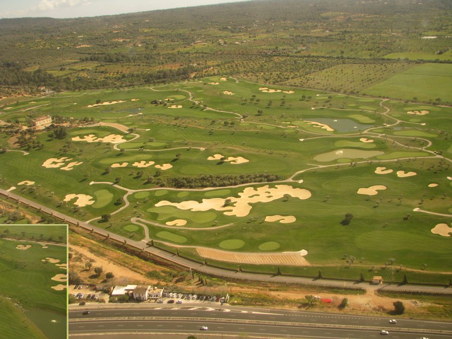 Golf de Son Gual visto desde avión mit mediterraner Landschaft und offenen Spielflächen