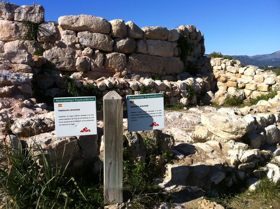 Turm im archäologischen Park Puig de sa Morisca bei Santa Ponça in Calvià