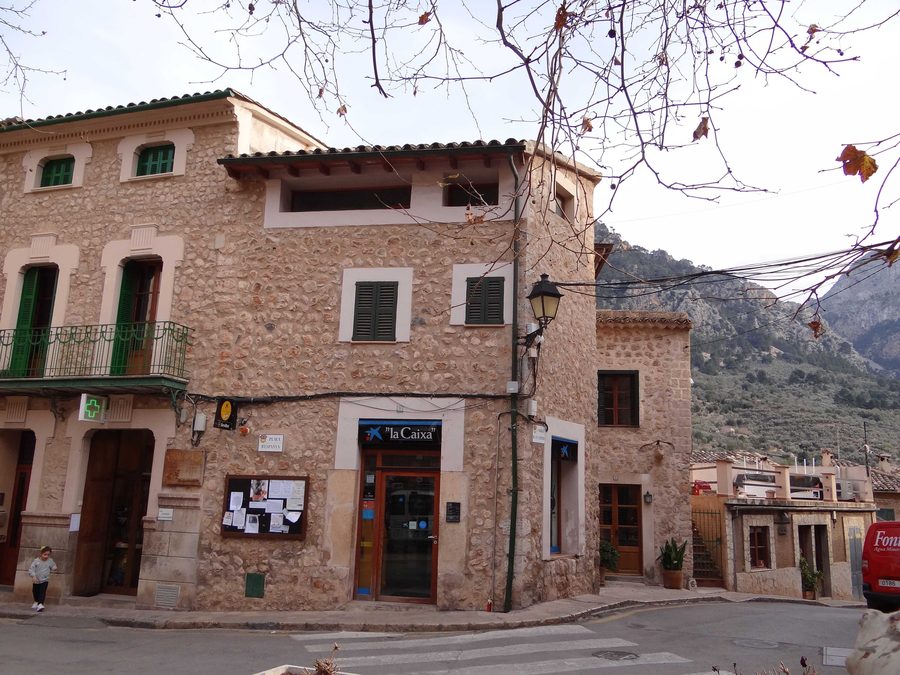 Ansicht von Fornalutx auf Mallorca mit traditionellen Häusern