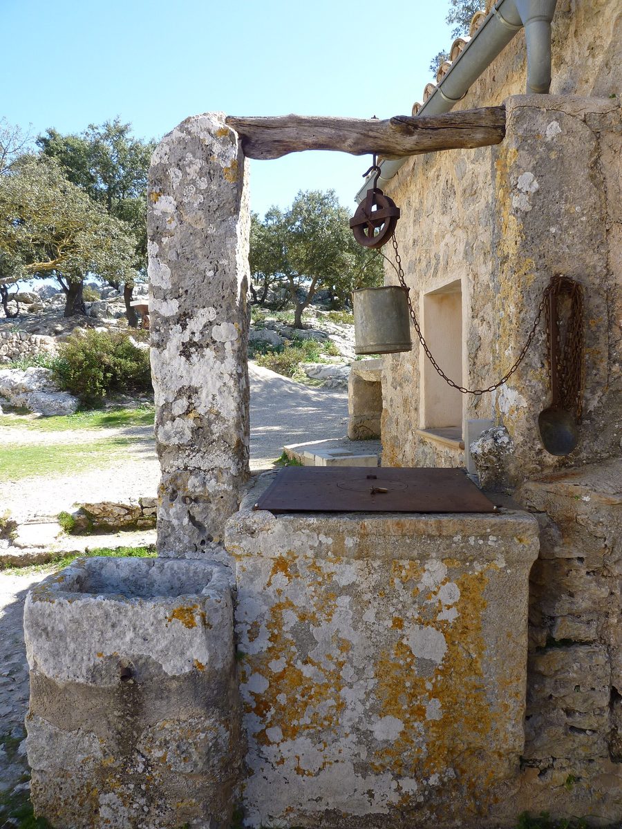 Brunnen innerhalb der Burgruine Castell d'Alaró auf Mallorca