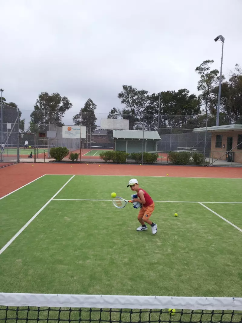 Junge Tennisspielerin auf einem Tennisplatz