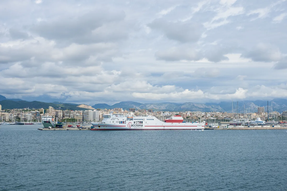 Fähre im Hafen von Palma de Mallorca